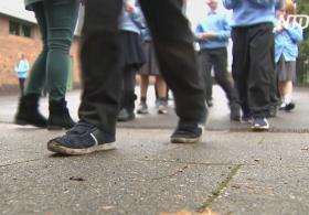 Нуждающимся британским школьникам дарят поношенную обувь