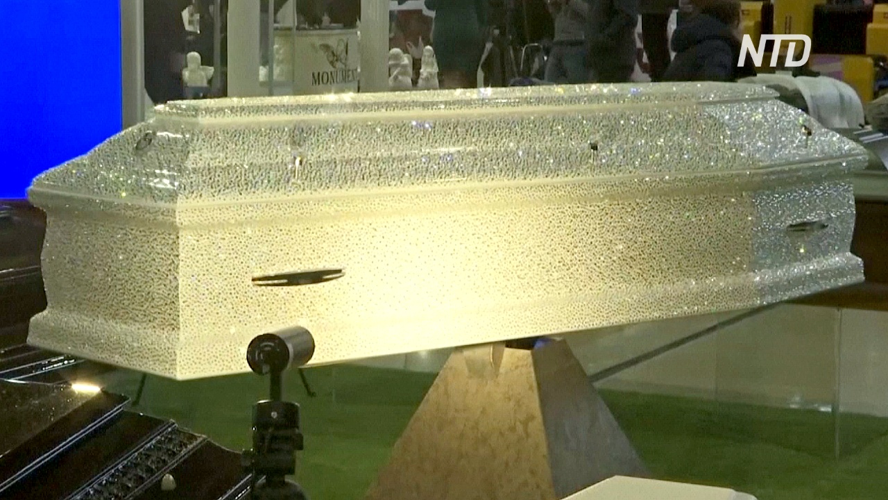 Гроб со стразами стал украшением выставки похоронных услуг в Москве