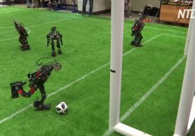 Месси и Роналду отдыхают: как роботы сыграли в футбол в Москве