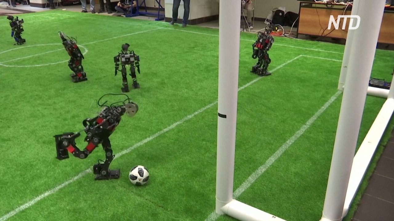 Месси и Роналду отдыхают: как роботы сыграли в футбол в Москве