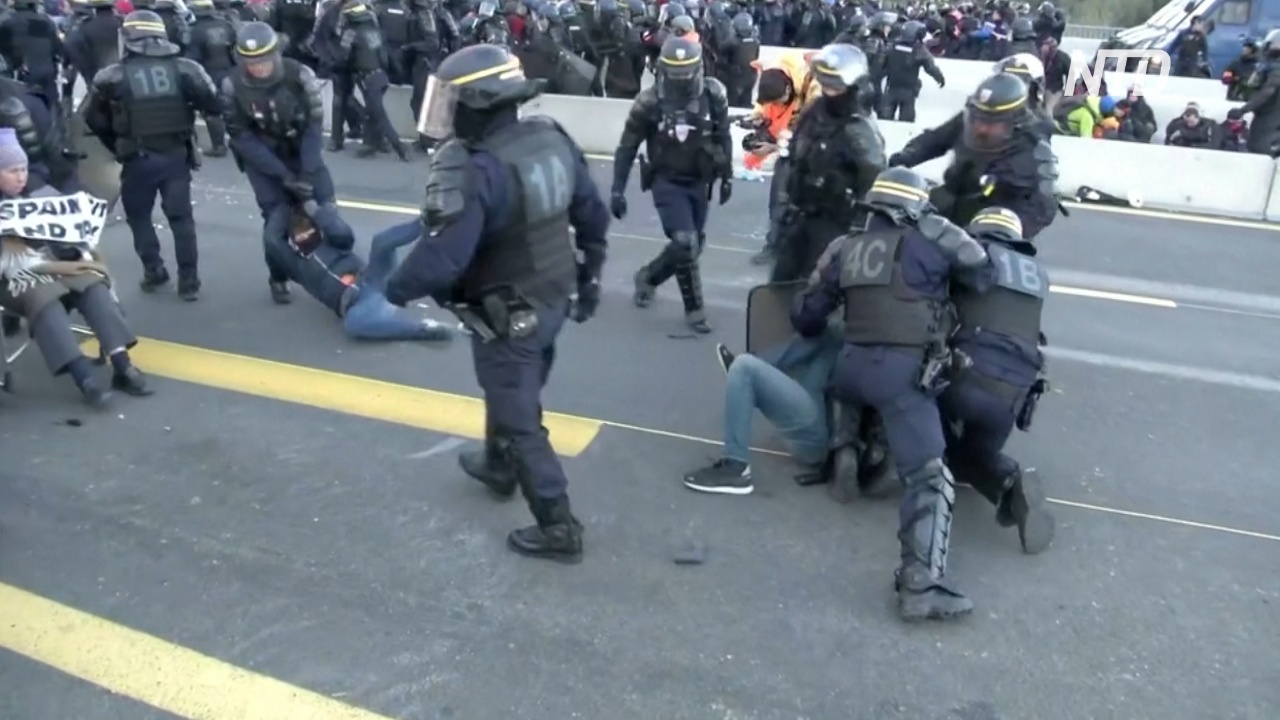 Французские силовики разогнали каталонцев, протестующих на границе