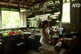«Сделай сам»: бразильянка построила дом из 10 тысяч стеклянных бутылок