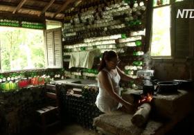 «Сделай сам»: бразильянка построила дом из 10 тысяч стеклянных бутылок