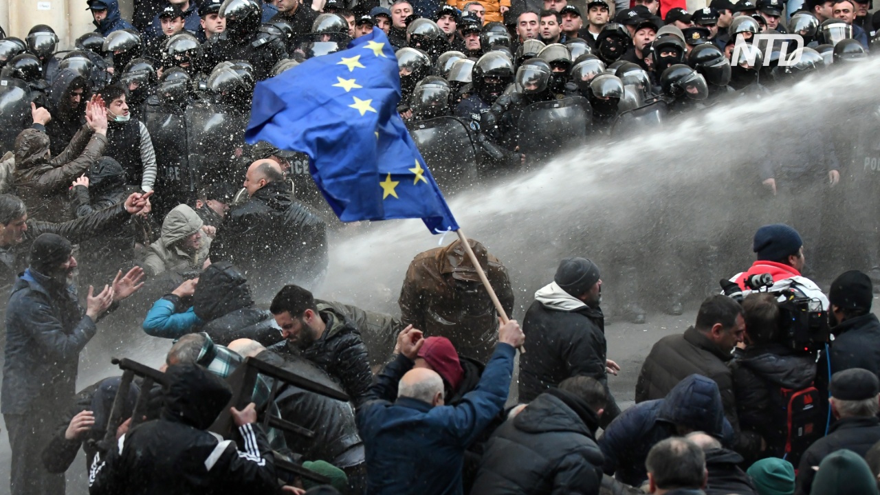 Полиция в Грузии разгоняла протестующих водомётами