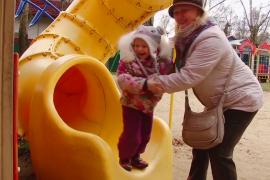 Российские бабушки-волонтёры присматривают за детьми в многодетных семьях