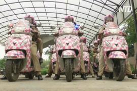 Полицейские в розовом: по улицам Дели ездит женский патруль