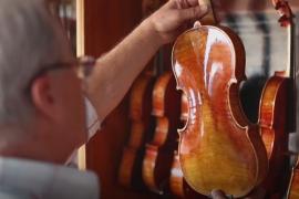 Мастер из Северной Македонии сам научился делать скрипки
