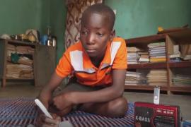 Не могут ходить в школу: дети в Буркина-Фасо слушают уроки по радио