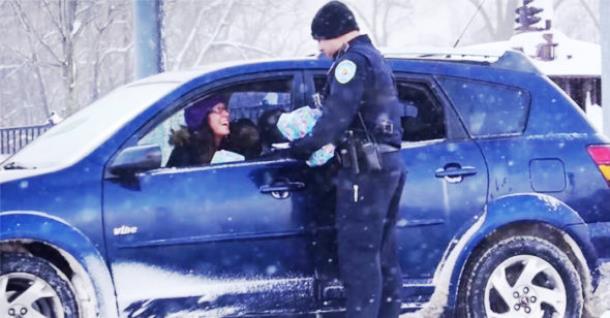 Полицейские устроили автоводителям сюрприз на Рождество
