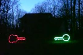 «Домашнее» рождественское световое шоу в сопровождении двух банджо. Видео