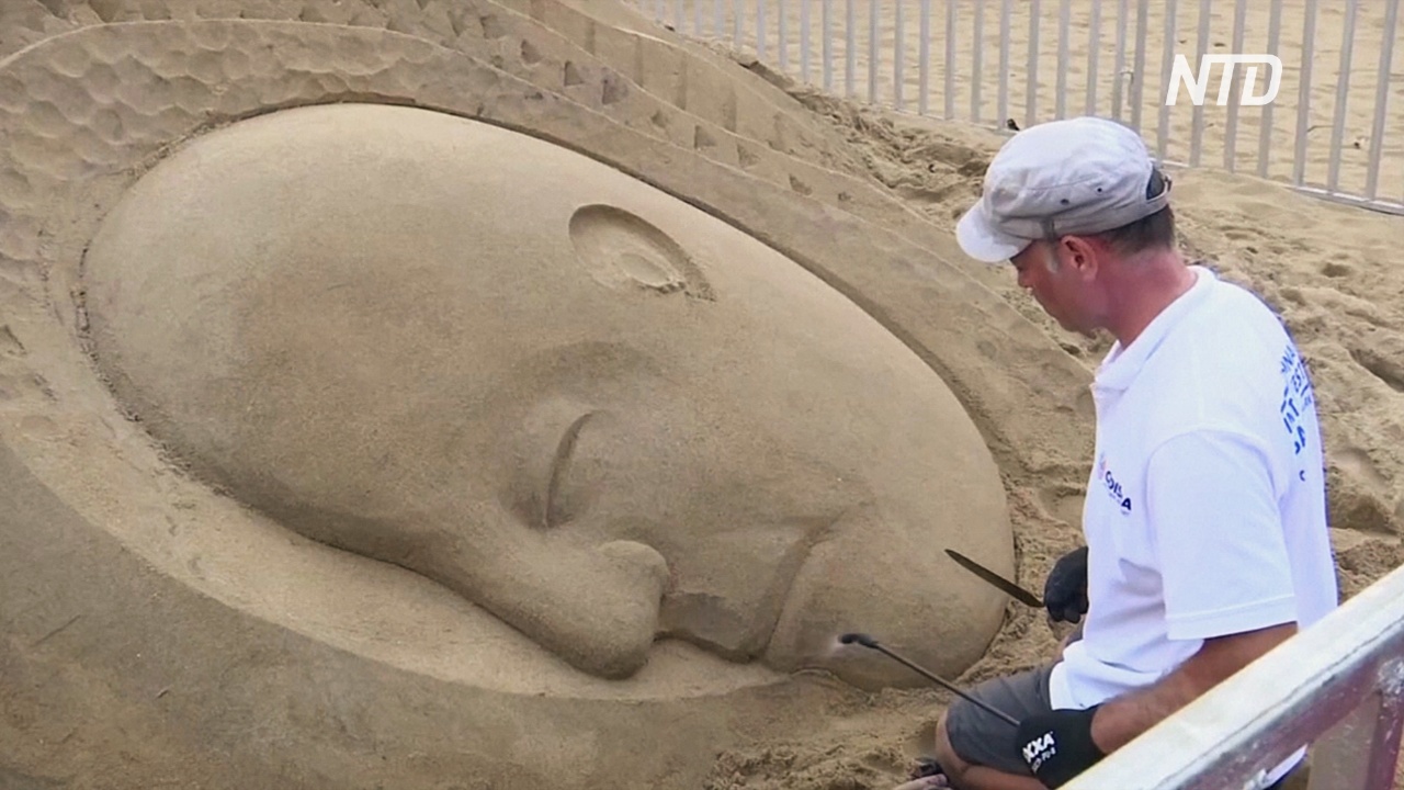 Мастера из 100 стран создают песчаные скульптуры на индийском пляже