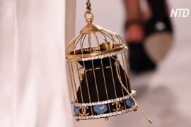 Сумки в виде клеток для птиц и много блеска: новая коллекция Chanel