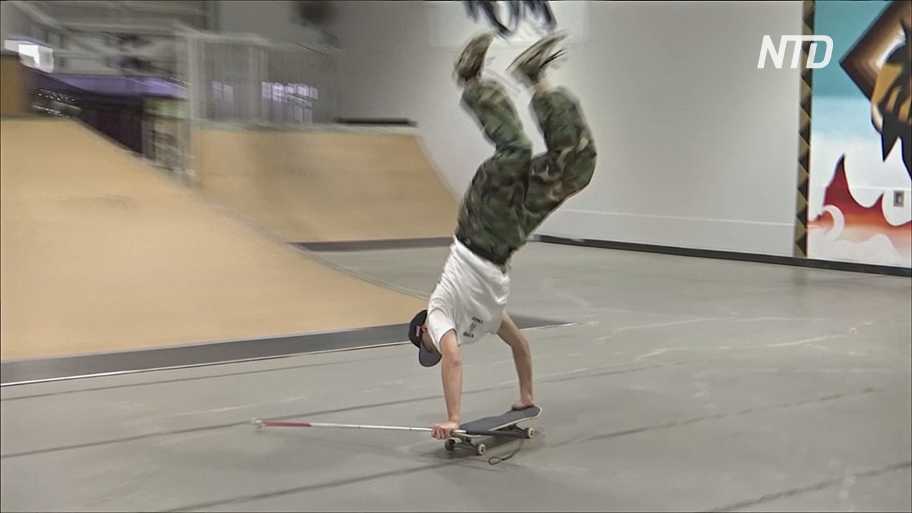 Слепой японский скейтбордист выполняет трюки с помощью одной палки