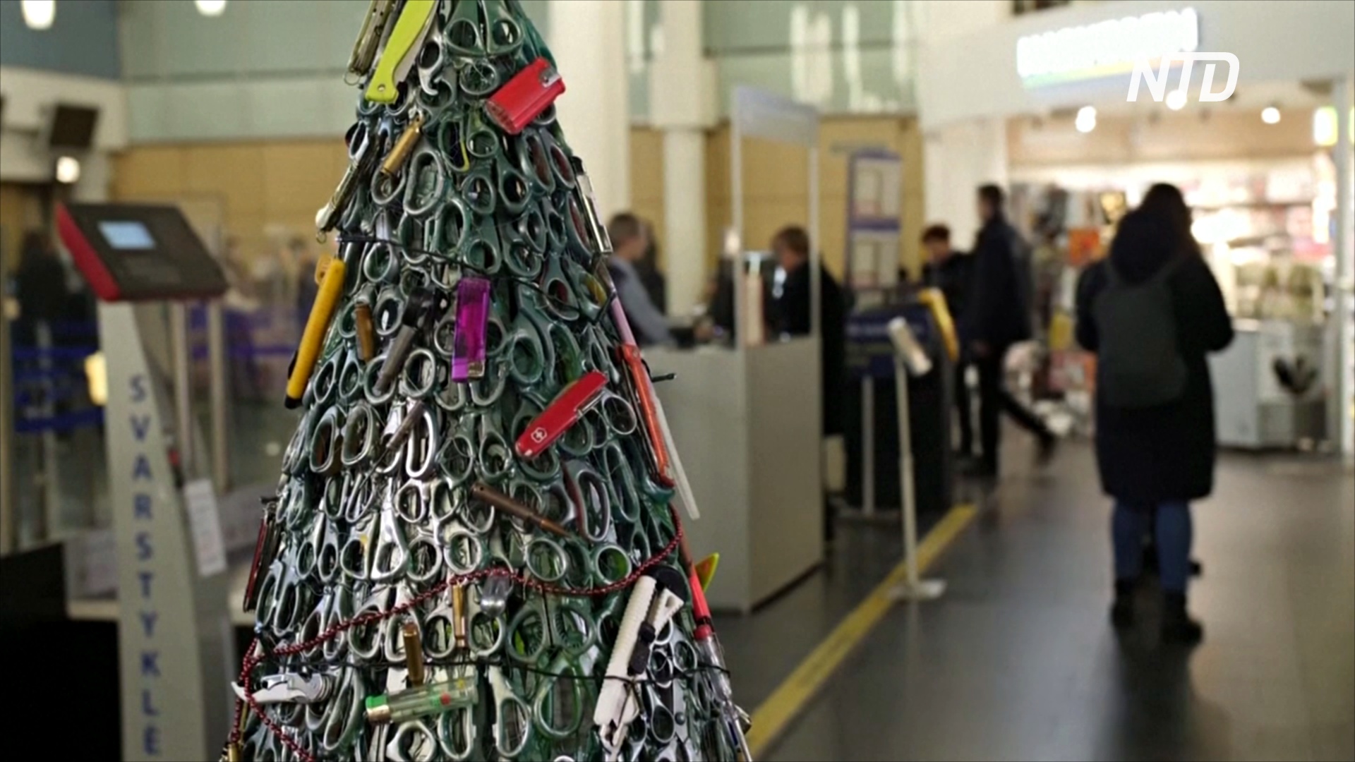 Ёлка из ножниц: в аэропорту Вильнюса напомнили о правилах провоза багажа