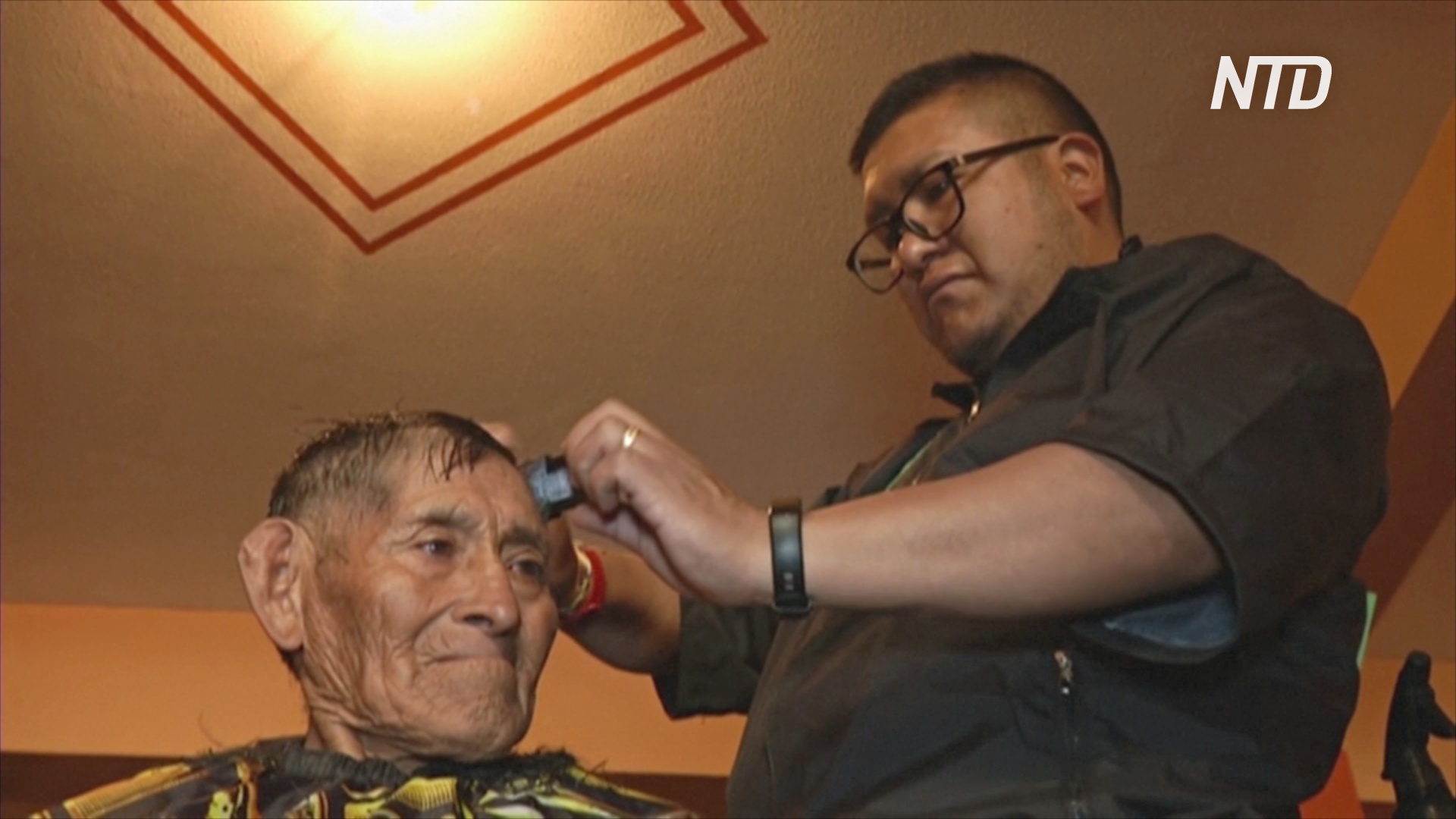 В Ла-Пасе парикмахеры бесплатно стригут бездомных к новогодним праздникам