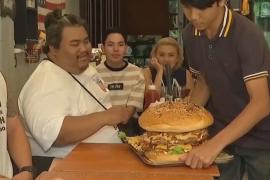 Получи денежный приз: 6-килограммовый бургер предлагают съесть за 9 минут