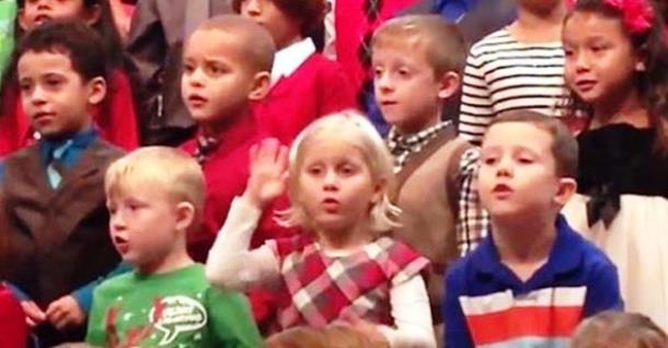 Девочка придумала, как спеть песню для глухих родителей