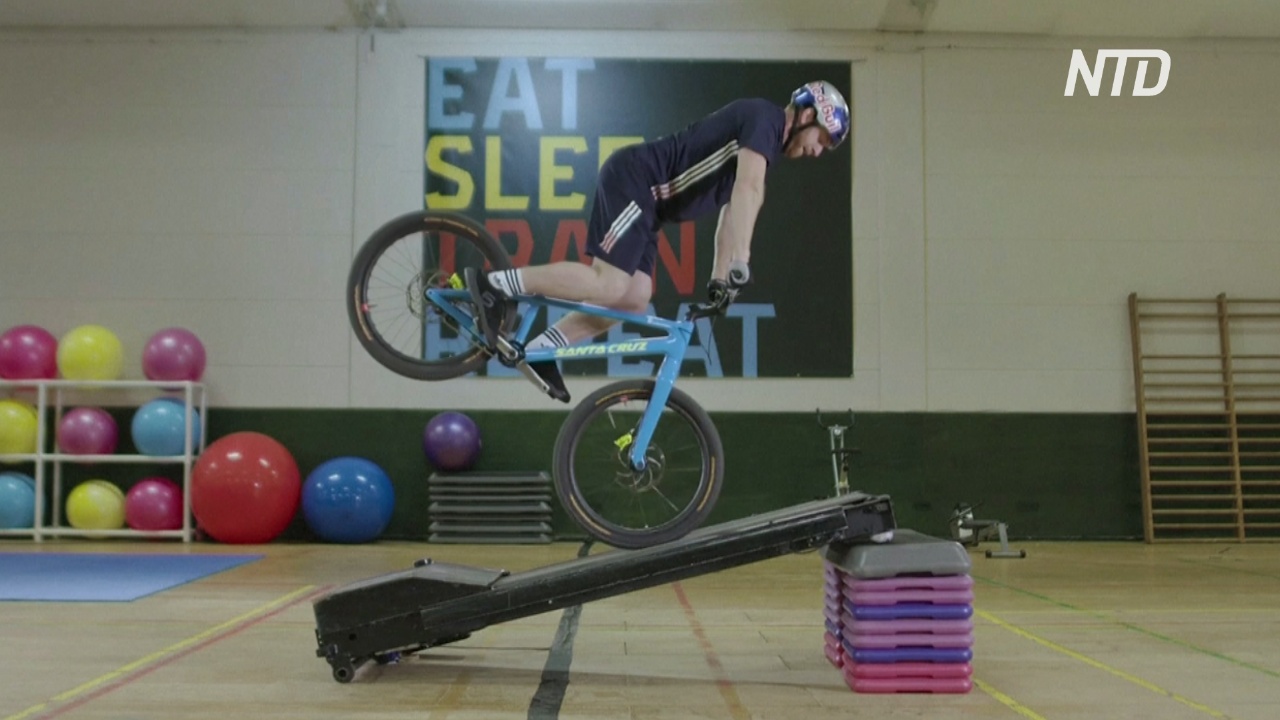 Впечатляющие трюки шотландского велотриалиста в спортзале