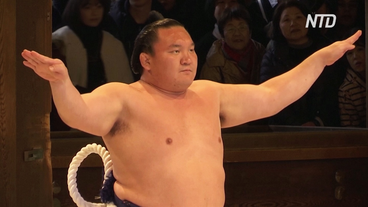 Борцы сумо поприветствовали новый год ритуальным танцем