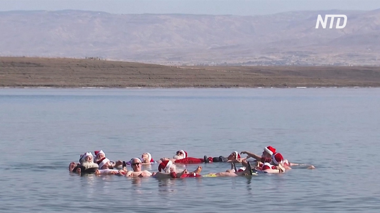 50 Санта-Клаусов искупались в Мёртвом море в честь Рождества
