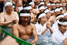 Более 100 японцев окунулись в ледяную воду, чтобы очистить душу и тело