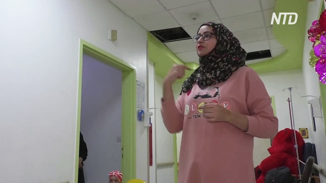 Победившая рак девушка приносит радость иракским детям с онкологией