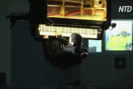 Пианист сыграл на фортепьяно, висящем вертикально в воздухе