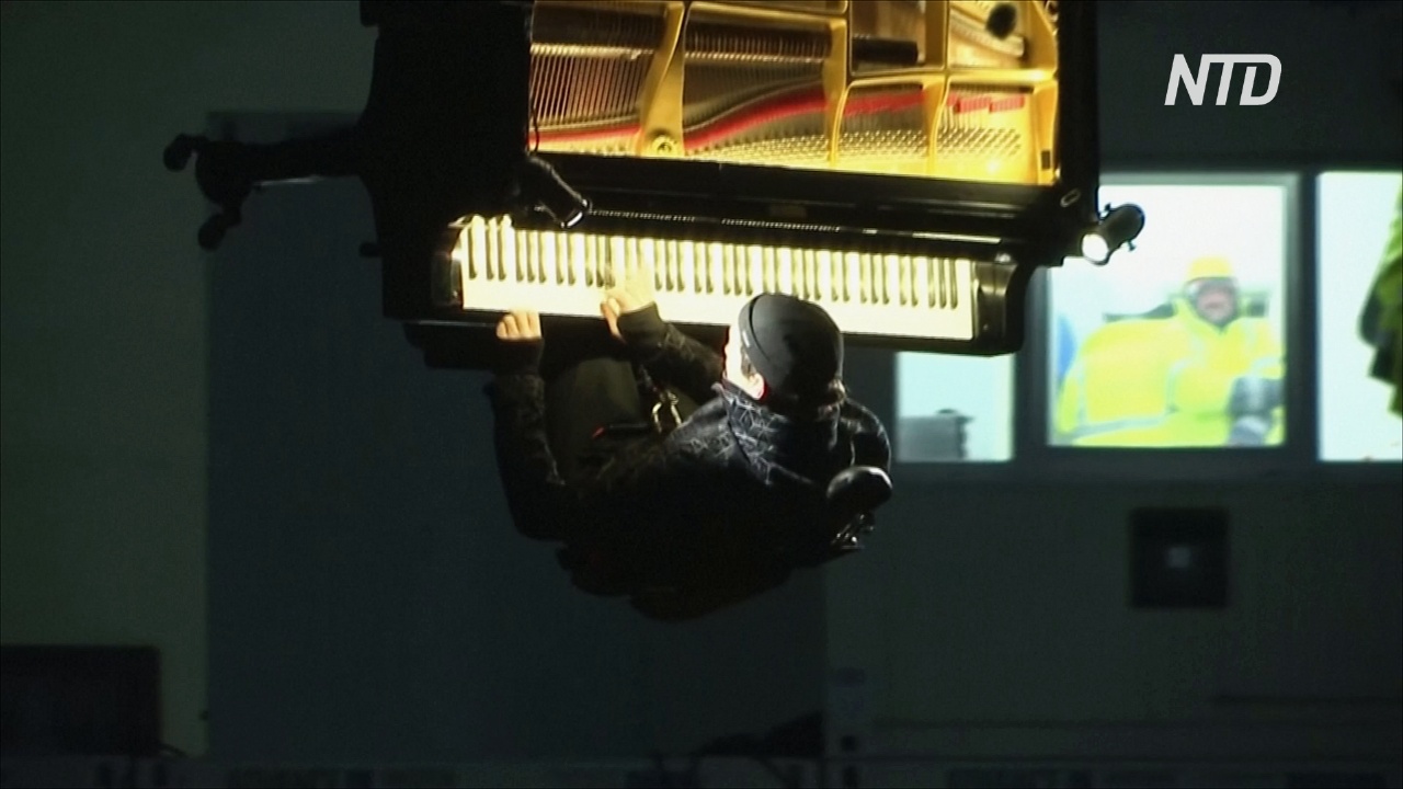 Пианист сыграл на фортепьяно, висящем вертикально в воздухе