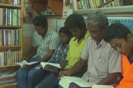 Индийский парикмахер приучает клиентов к чтению