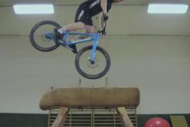 Шотландский велосипедист выполняет немыслимые трюки в обычном спортзале