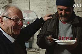 90-летний дедушка готовит еду для бездомных Рима