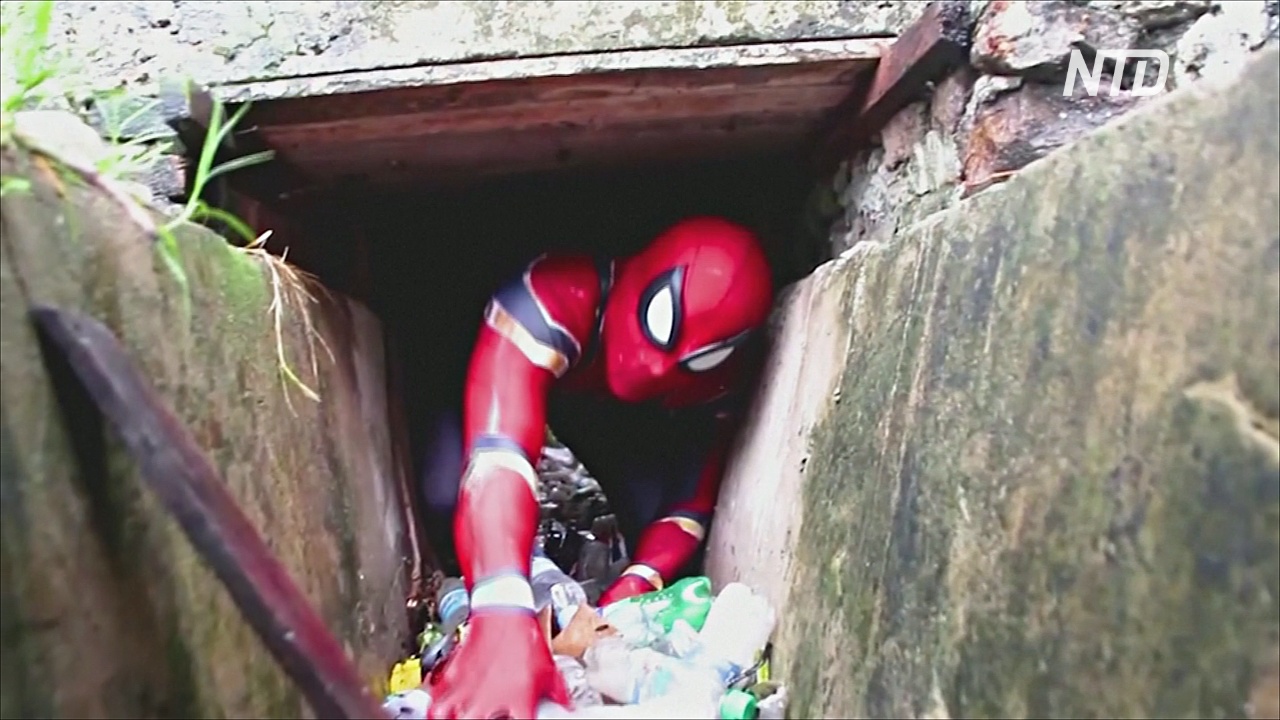 Индонезийский Человек-паук очищает улицы от мусора