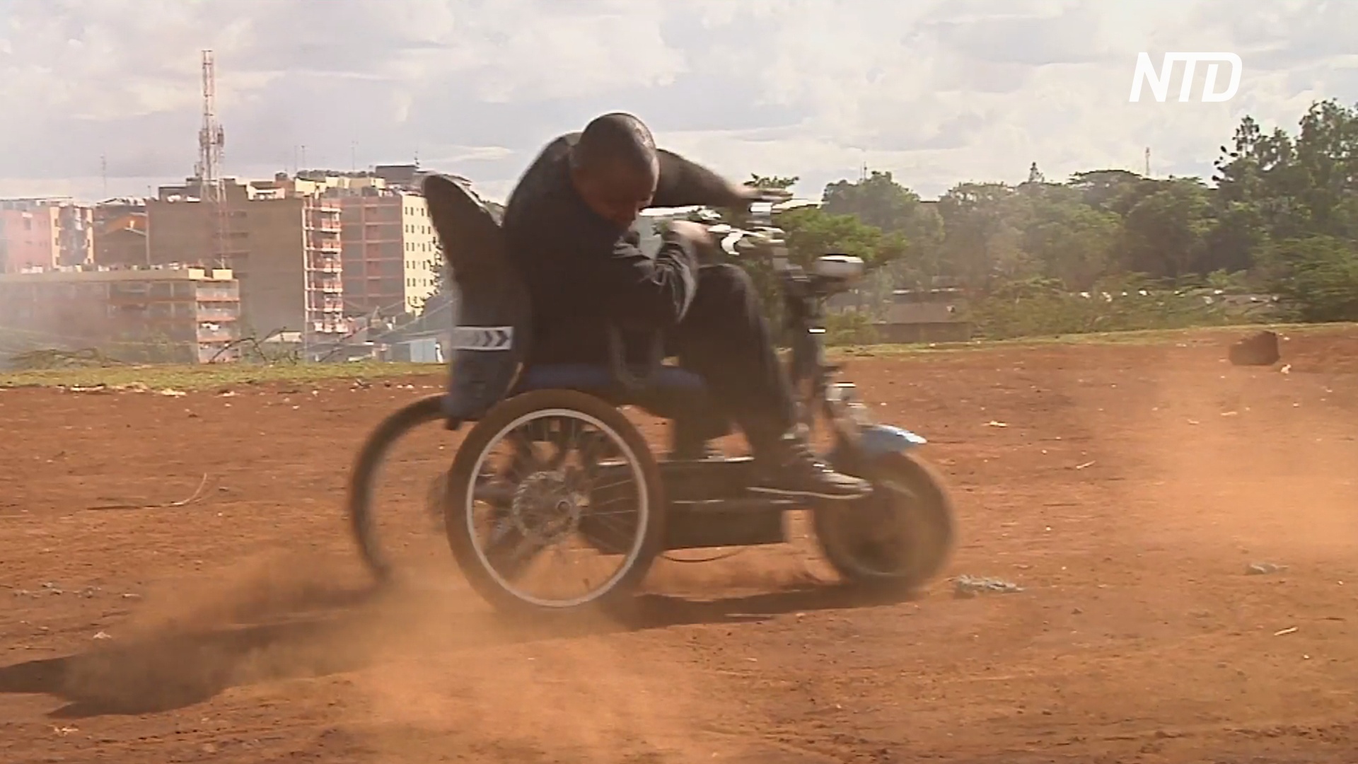 Кениец делает из вторсырья коляски-скутеры для инвалидов