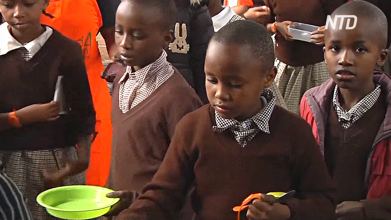 Лекарство от прогулов: кенийских школьников кормят горячими обедами