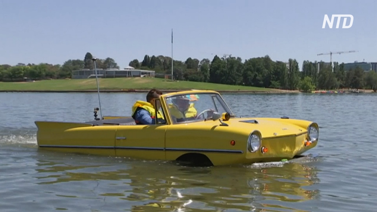 Австралиец плавает по озеру на ретроавтомобиле Amphicar