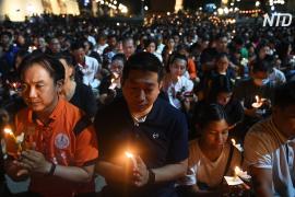 Тысячи человек зажгли свечи в память о жертвах стрелка в Таиланде