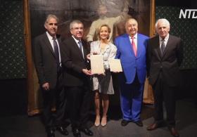 Алишер Усманов подарил Олимпийский манифест Кубертена музею в Лозанне
