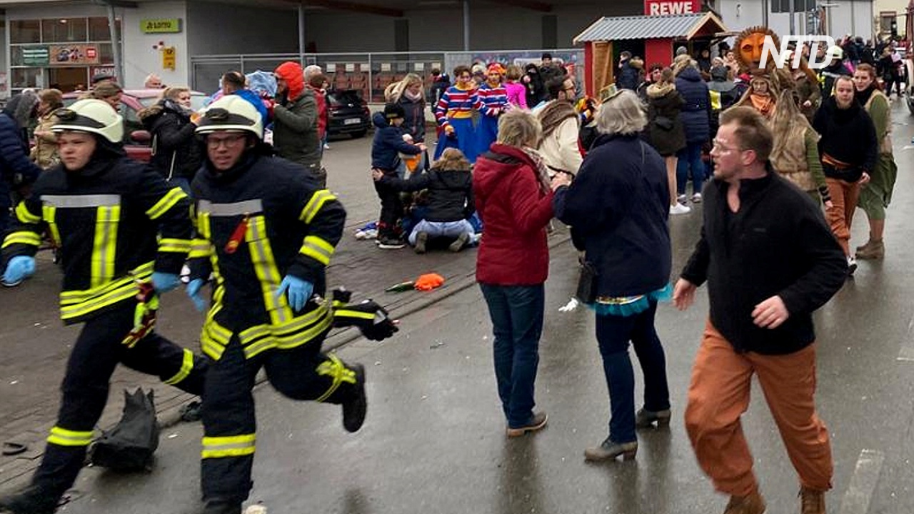 Десятки ранены после того, как автомобиль протаранил участников карнавала в Германии