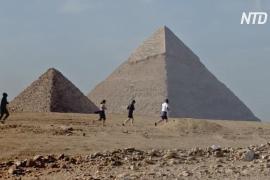 4000 бегунов пробежали марафон возле египетских пирамид