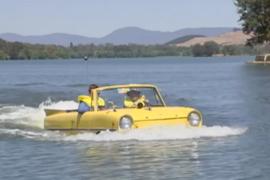 Австралиец плавает по озеру на автомобиле-амфибии