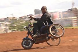 Как кениец делает инвалидные коляски-скутеры из отходов