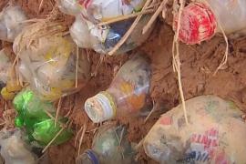 Из пластиковых бутылок с мусором внутри в ЮАР делают кирпичи