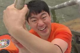 В Южной Корее рыбу ловили голыми руками на ежегодном фестивале