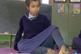 Юная индианка рисует пальцами ног