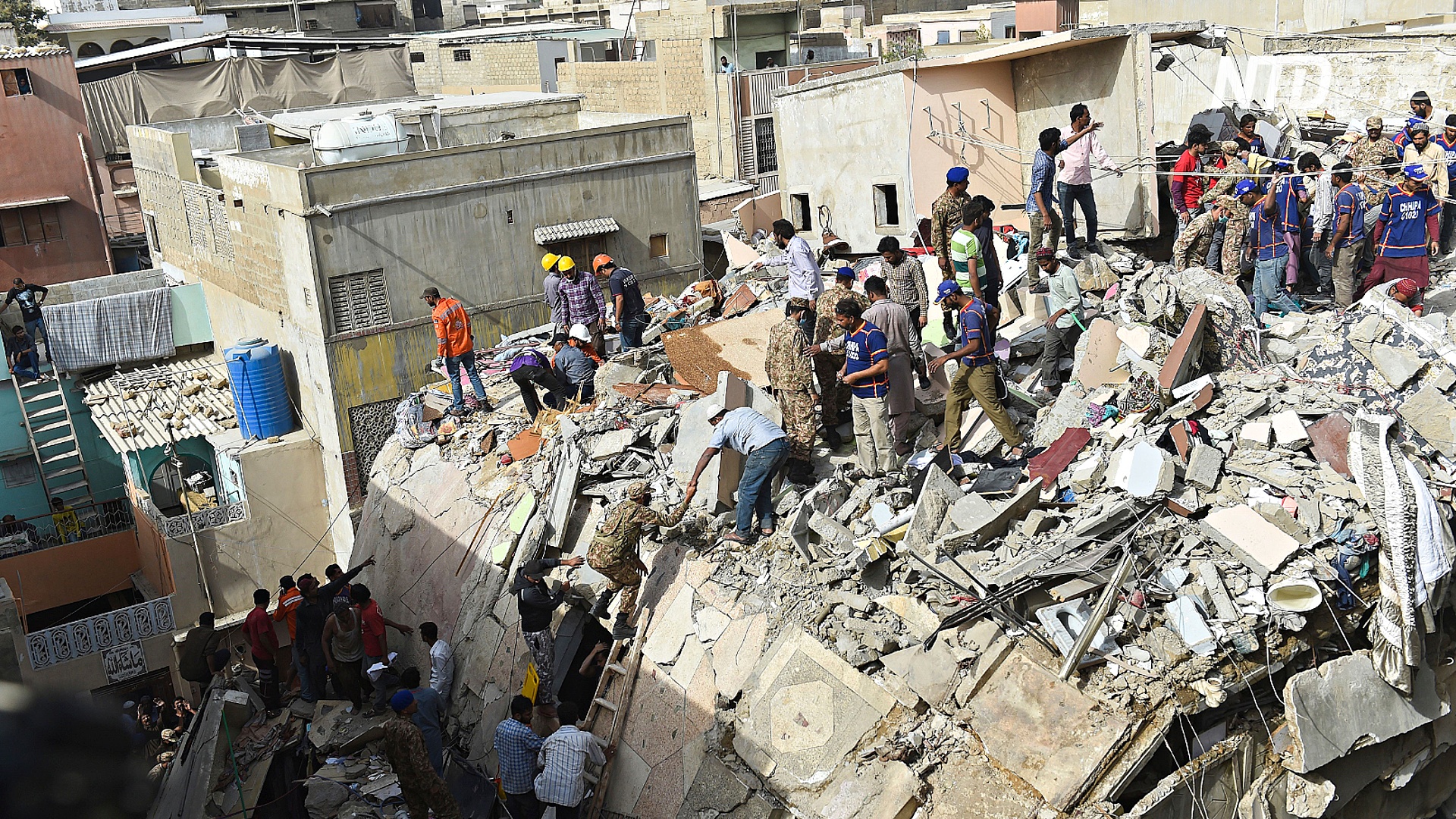 В Карачи рухнул жилой дом: 11 погибших