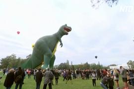 40-метровый аэростат-тираннозавр стал украшением фестиваля в Канберре