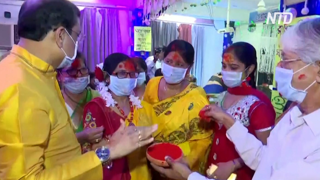 В Индии «Холи» празднуют в масках