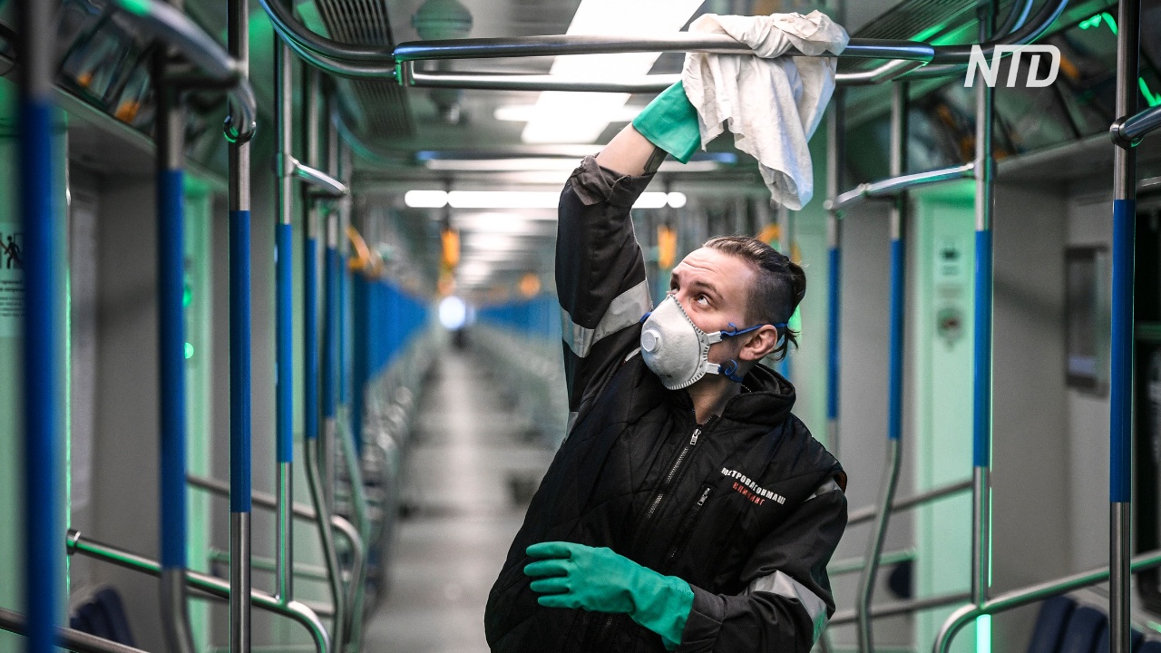 Эпидемия коронавируса: в московском метро дезинфицируют вагоны, двери и поручни
