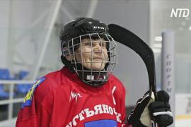 80-летняя бабушка встала на коньки и играет в хоккей