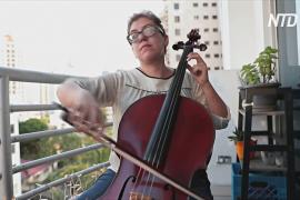 В Панаме виолончелистка играет на балконе для людей, встревоженных коронавирусом